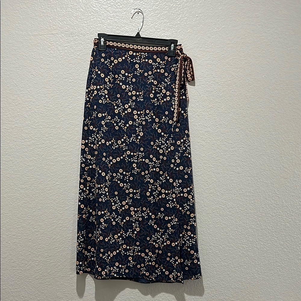 Max Studio Floral Navy Blue Maxi Wrap Skirt Size XS Cruise wear TC0610